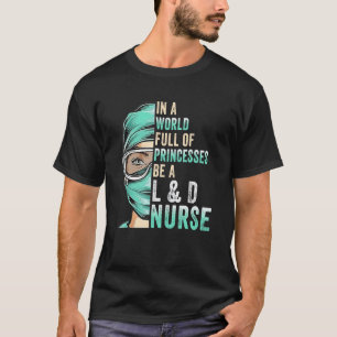 In Een Wereld Vol Prinsessen Wees Een Verpleegster T-shirt