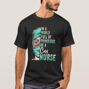 In Een Wereld Vol Prinsessen Wees Een Verpleegster T-shirt