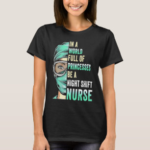 In Eén Wereld Vol Prinsessen Wees Een Verpleegster T-shirt