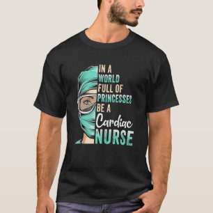 In Een Wereld Vol Prinsessen Wees Een Verpleegster T-shirt