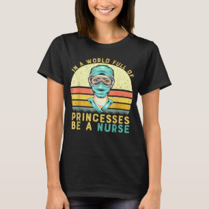 In Eén Wereld Vol Prinsessen Wees Een Verpleegster T-shirt