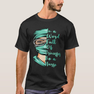 in Een Wereld Vol Prinsessen Wees Een Verpleegster T-shirt