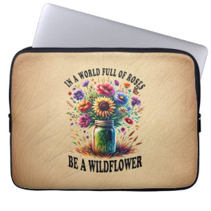 In een wereld vol Rozen een wilde bloem zijn Laptop Sleeve
