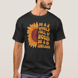 In een wereld vol Rozen een zonnebloem hippie erwt T-shirt