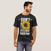 in een wereld vol Rozen een zonnebloem zijn T-shirt (Voorkant volledig)