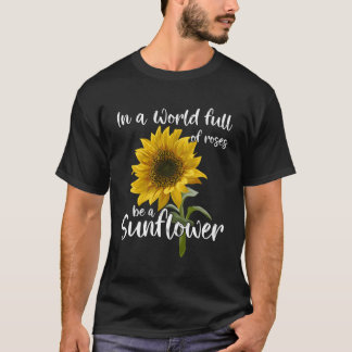 in een wereld vol Rozen een zonnebloem zijn T-shirt