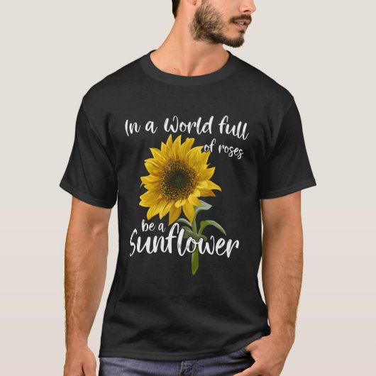 in een wereld vol Rozen een zonnebloem zijn T-shirt (Voorkant)