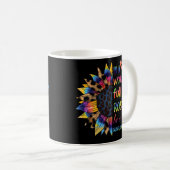 In een wereld vol Rozen is een zonnebloem grappige Koffiemok (Voorkant rechts)