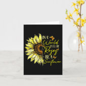 In een wereld vol Rozen is een zonnebloem Schattig Kaart (Gele Bloem)