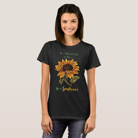 In een wereld vol Rozen is een zonnebloem. T-shirt (Voorkant volledig)