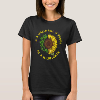 In een wereld vol Rozen is een zonnebloem van wild T-shirt