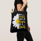 In een wereld vol Rozen is het een dageraad Tote Bag (Dichtbij)