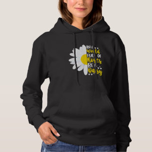 In Een Wereld Vol Rozen Wees Een Madeliefje Hoodie