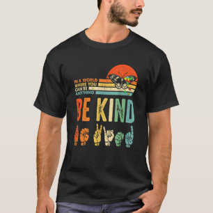In Een Wereld Waar Je Alles Kan Wees Aardig Vriend T-shirt