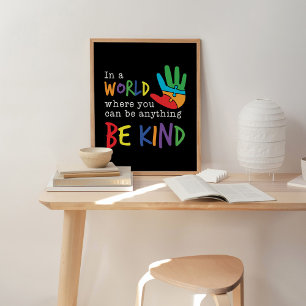 In Een Wereld Waar Je Alles Kan Zijn Wees Aardig Poster
