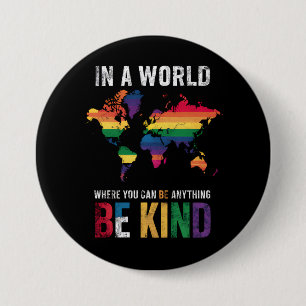 In Een Wereld Waar Je Alles Kan Zijn Wees Aardig Ronde Button 7,6 Cm