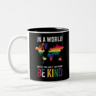In Een Wereld Waar Je Alles Kan Zijn Wees Aardig Tweekleurige Koffiemok