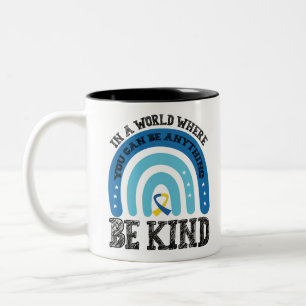 In Een Wereld Waar Je Alles Kan Zijn Wees Aardig Tweekleurige Koffiemok