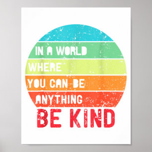 In Een Wereld Waar Je Alles Kan Zijn Wees Vriendel Poster