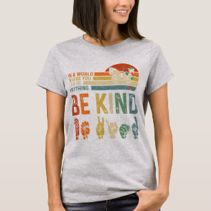 In een wereld waar je alles kunt zijn. 2 april i t-shirt