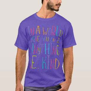In een wereld waar je alles kunt zijn (7) t-shirt