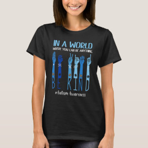 In een wereld waar je alles kunt zijn, in spi t-shirt