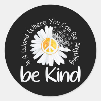 In een wereld waar je alles kunt zijn, is vrede ronde sticker