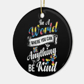 In een wereld waar je alles kunt zijn keramisch ornament (Links)