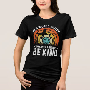 In een wereld waar je alles kunt zijn om vriendeli Tri-Blend shirt