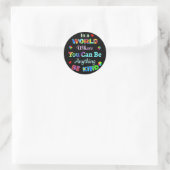 In een wereld waar je alles kunt zijn ronde sticker (Tas)