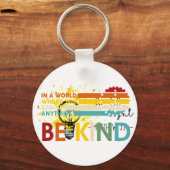 In een wereld waar je alles kunt zijn sleutelhanger (Achterkant)