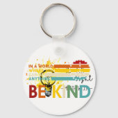 In een wereld waar je alles kunt zijn sleutelhanger (Achterkant)