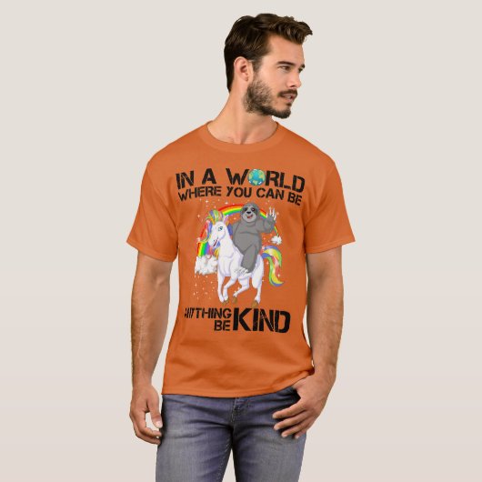 in een wereld waar je alles kunt zijn t-shirt (Voorkant volledig)