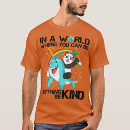 in een wereld waar je alles kunt zijn t-shirt