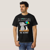 in een wereld waar je alles kunt zijn t-shirt (Voorkant volledig)