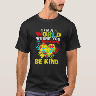 in een wereld waar je alles kunt zijn t-shirt
