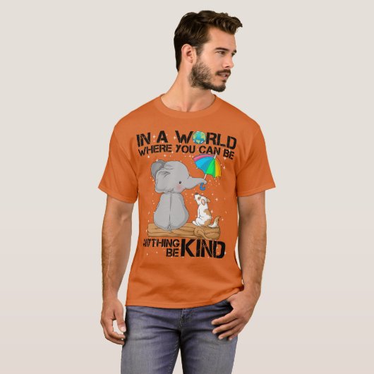 in een wereld waar je alles kunt zijn t-shirt (Voorkant volledig)