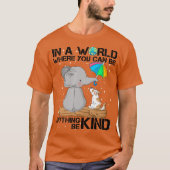 in een wereld waar je alles kunt zijn t-shirt (Voorkant)