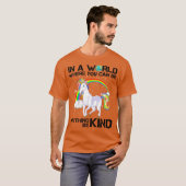 in een wereld waar je alles kunt zijn t-shirt (Voorkant volledig)