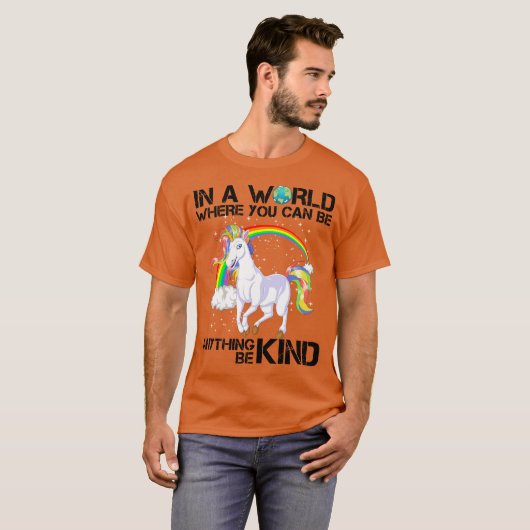 in een wereld waar je alles kunt zijn t-shirt (Voorkant volledig)