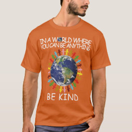 in een wereld waar je alles kunt zijn t-shirt