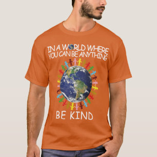 in een wereld waar je alles kunt zijn t-shirt
