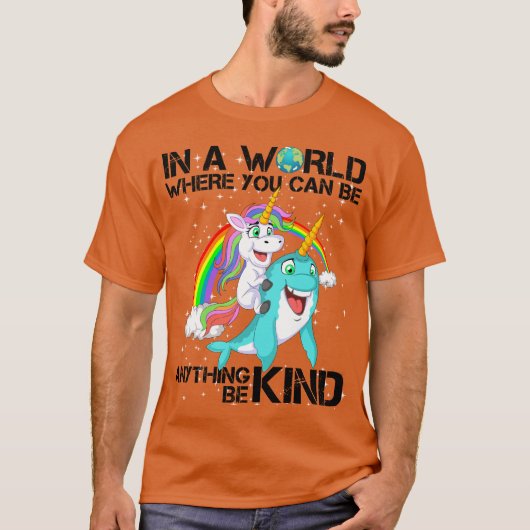 in een wereld waar je alles kunt zijn t-shirt (Voorkant)