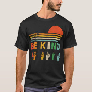 in een wereld waar je alles kunt zijn t-shirt