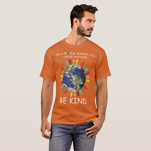in een wereld waar je alles kunt zijn t-shirt (Voorkant volledig)