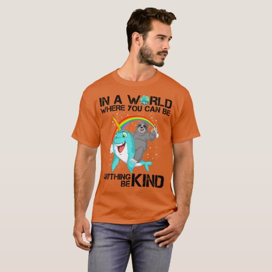 in een wereld waar je alles kunt zijn t-shirt (Voorkant volledig)