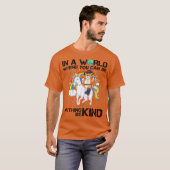 in een wereld waar je alles kunt zijn t-shirt (Voorkant volledig)