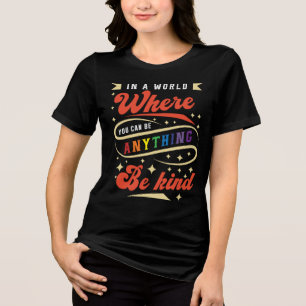 In een wereld waar je alles kunt zijn Tri-Blend shirt