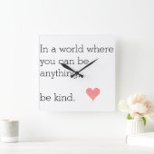 In een wereld waar je alles kunt zijn vierkante klok (Huis)