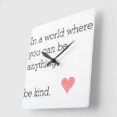 In een wereld waar je alles kunt zijn vierkante klok (Hoek)